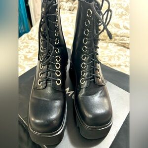 Vegan leather boots. I wore them once. Size 10 but runs small. I’m a size 9.